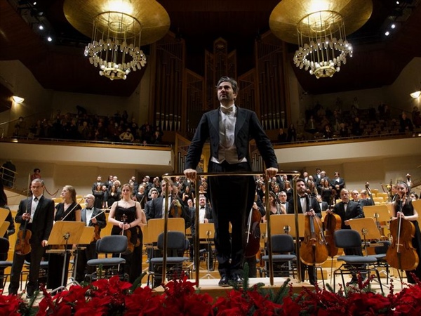 David Afkham seguirá al frente de la Orquesta y Coro Nacionales de España