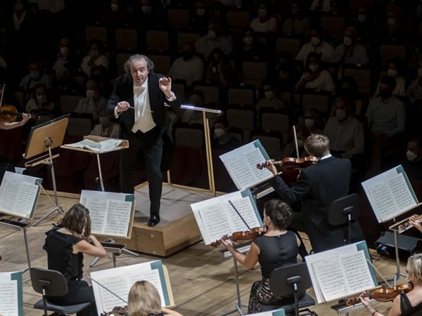 La música de Kaija Saariaho llega a los atriles de la ONE de la mano de Juanjo Mena