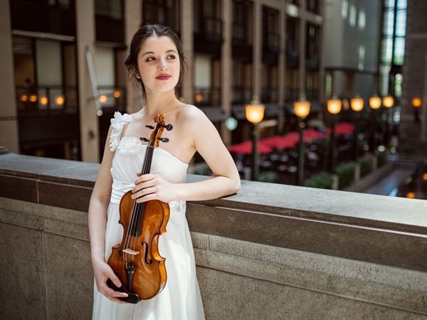 María Dueñas interpreta con la Orquesta Sinfónica RTVE el Concierto para violín de Brahms