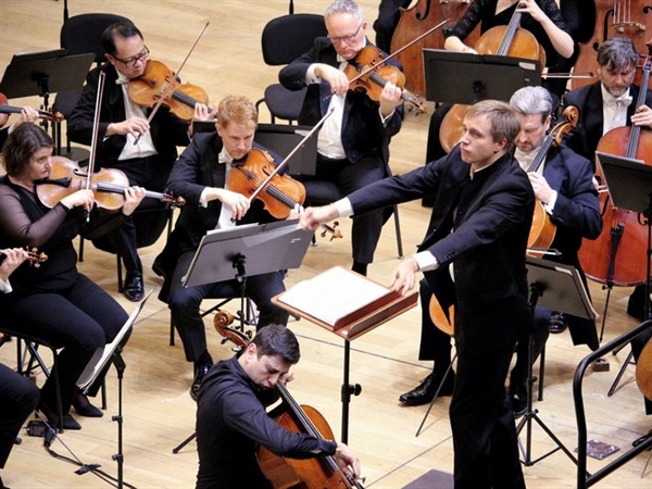 Crítica / Apasionante ‘Sinfonía Manfred’ de Vasily Petrenko - por José Antonio Cantón