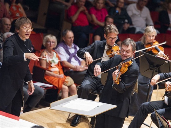 Crítica / El debut de una directora y de un concierto para violín - por Juan F. Román Rodríguez