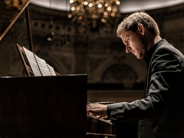 Kristian Bezuidenhout al pianoforte nos trae el alma de Schubert en Círculo de Cámara