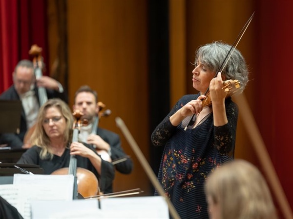 Crítica / Les Elémentes: Amandine Beyer entre Rebel y Rameau - por Ramón García Balado