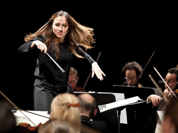 Joana Carneiro dirige la OSCyL con obras de Britten y Shostakóvich