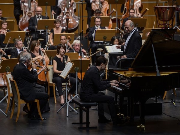 Crítica / Música festiva para un adiós - por Darío Fernández Ruiz