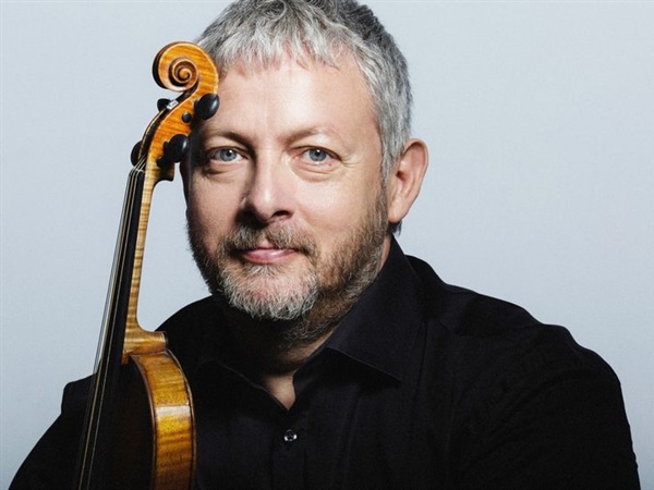 Fabio Biondi a solas con Bach en el Auditorio Nacional en el ciclo de la UAM