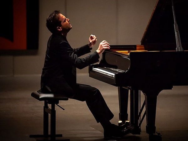 Crítica / Francesco Piemontesi, pianista de elocuente distinción - por José Antonio Cantón